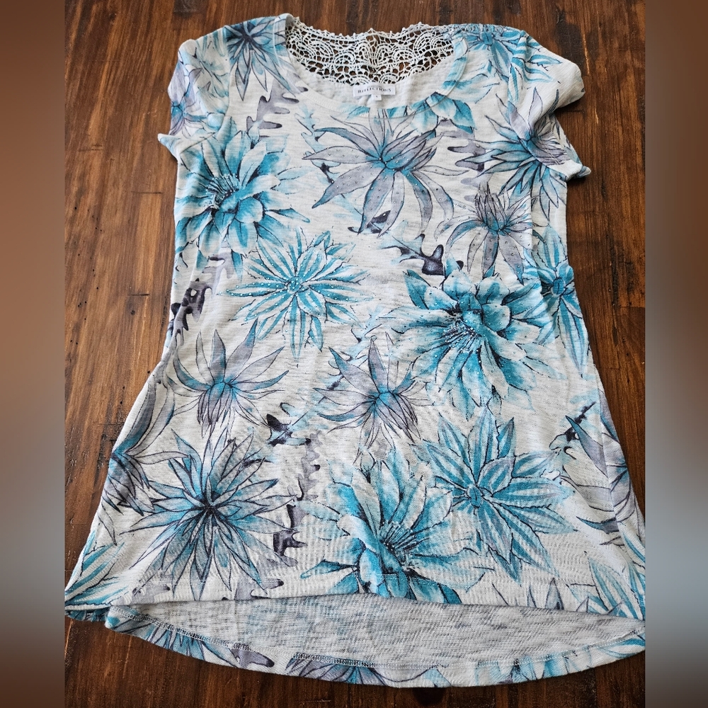 Northern Reflections Floral Top with Lace Back size small